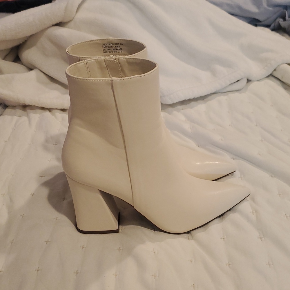NWOT White Madden Girl Cody ankle boots size 11